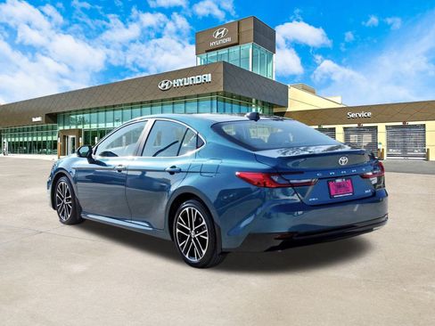 Used 2025 Toyota Camry XLE image 7