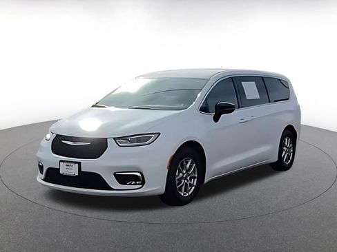 Used 2025 Chrysler Pacifica Select image 7