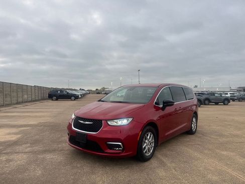 Used 2025 Chrysler Pacifica Select FWD image 7
