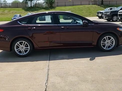 Used 2018 Ford Fusion SE w/ Fusion SE Technology Package FWD image 9