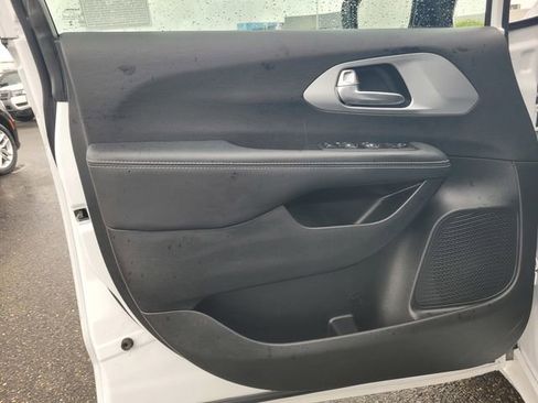 Used 2024 Chrysler Pacifica Touring image 18