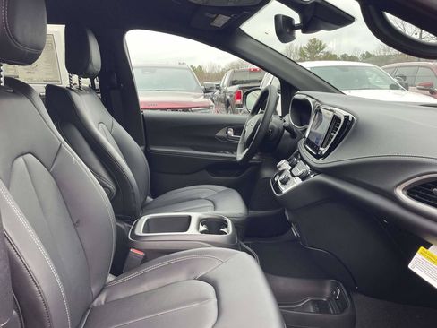 New 2026 Chrysler Pacifica Select FWD image 16