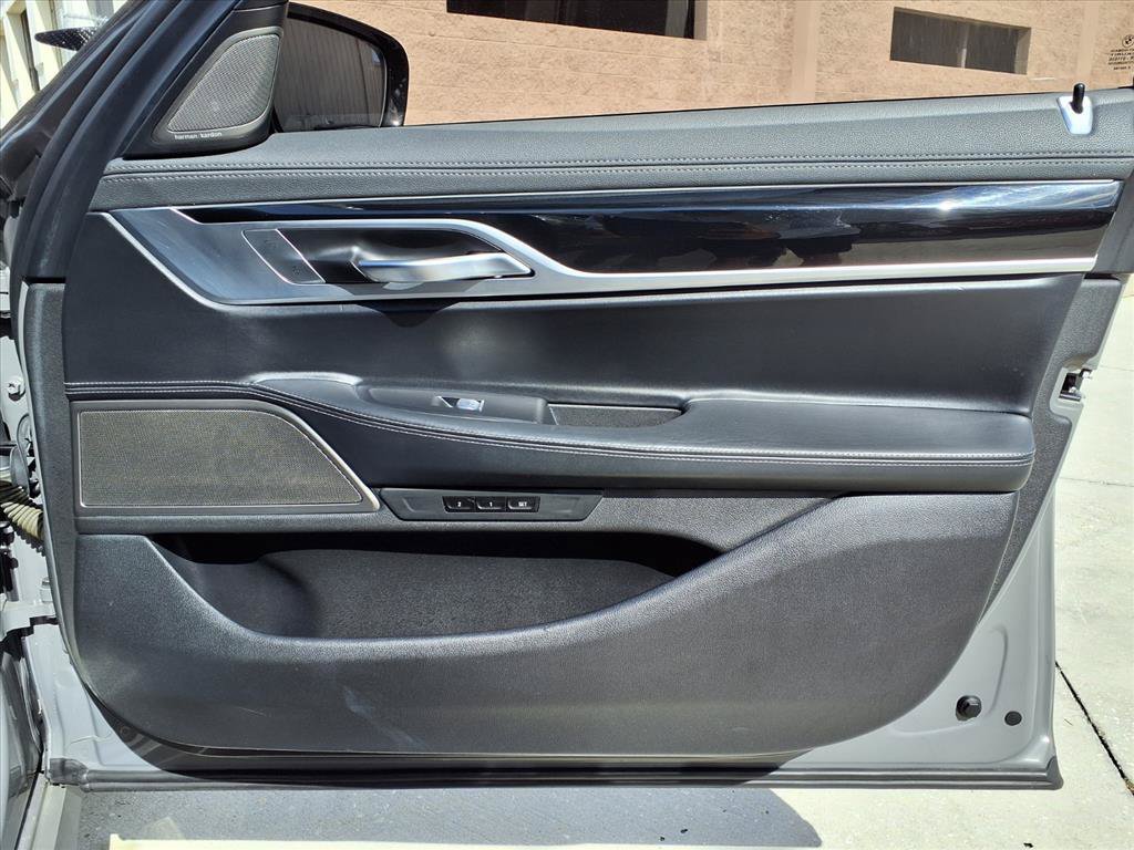 Used 2022 BMW 740i w/ M Sport Package RWD image 11