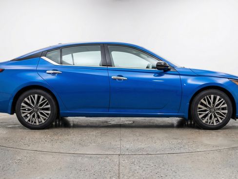 Used 2025 Nissan Altima 2.5 SV image 11