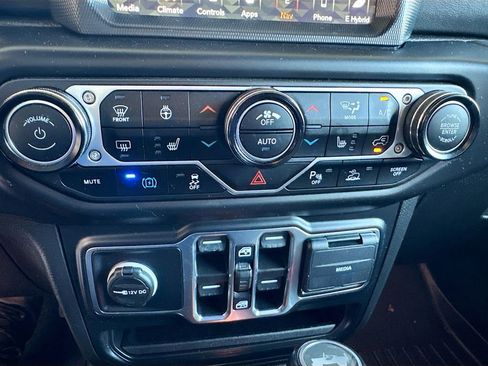 Used 2021 Jeep Wrangler Unlimited Sahara w/ Dual Top Group AWD/4WD image 17
