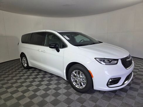 New 2026 Chrysler Pacifica Select FWD image 2