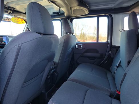 Used 2025 Jeep Wrangler Unlimited Sahara image 17