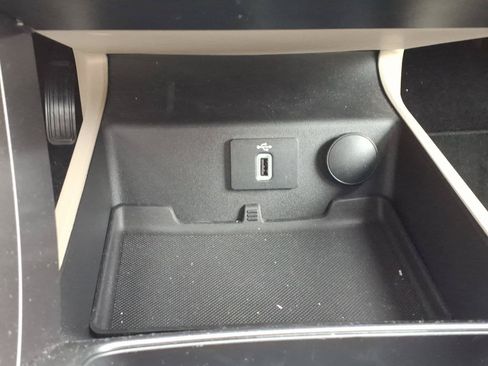 Used 2017 Ford Fusion SE w/ Fusion SE Technology Package FWD image 21