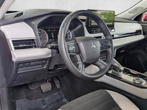 Used 2025 Mitsubishi Outlander SE FWD image 10