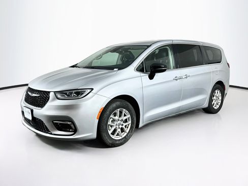 Used 2024 Chrysler Pacifica Touring-L FWD image 3