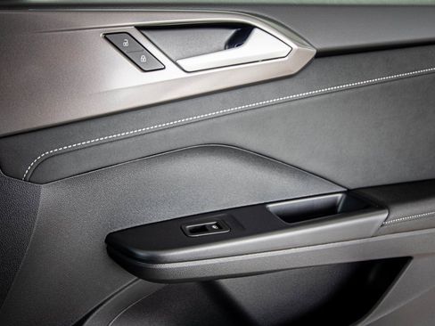 New 2026 Volkswagen Taos SE image 44