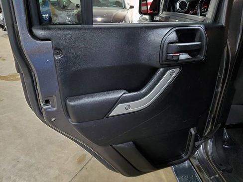 Used 2014 Jeep Wrangler Unlimited Sahara w/ Connectivity Group AWD/4WD image 28