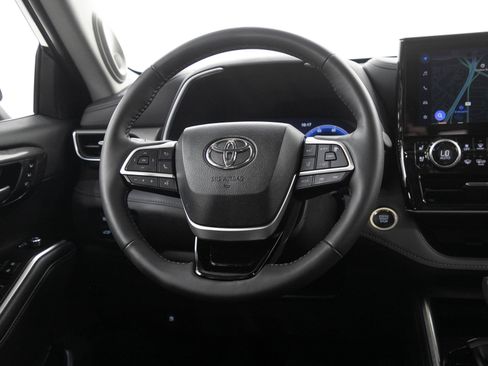 Used 2025 Toyota Highlander Limited AWD/4WD image 18