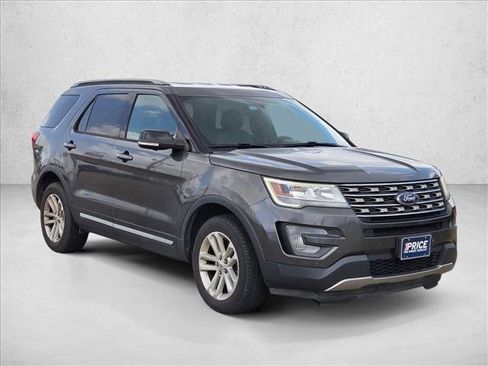 Used 2017 Ford Explorer XLT w/ Equipment Group 202A FWD image 3