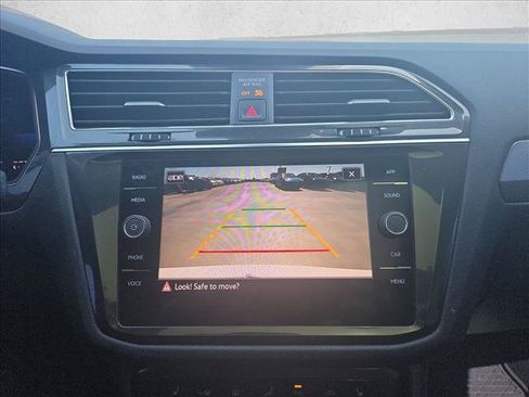 Used 2022 Volkswagen Tiguan SE FWD image 13