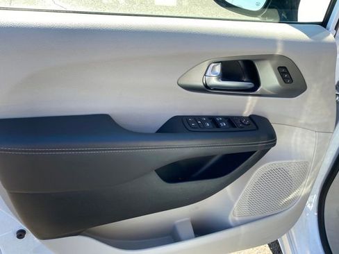 Used 2024 Chrysler Pacifica Touring-L image 15