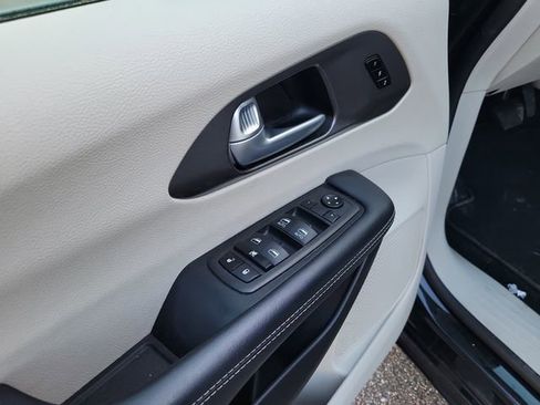 Used 2023 Chrysler Pacifica Touring-L image 12