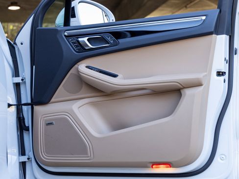 Certified 2025 Porsche Macan image 50