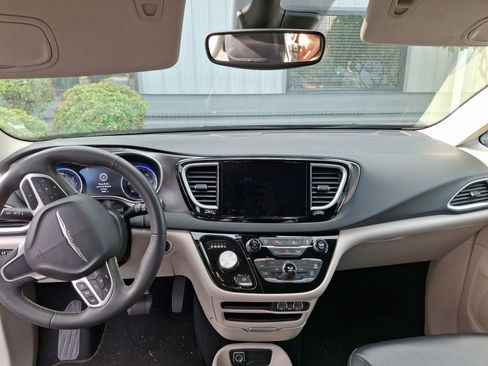 Certified 2024 Chrysler Pacifica Touring-L image 6