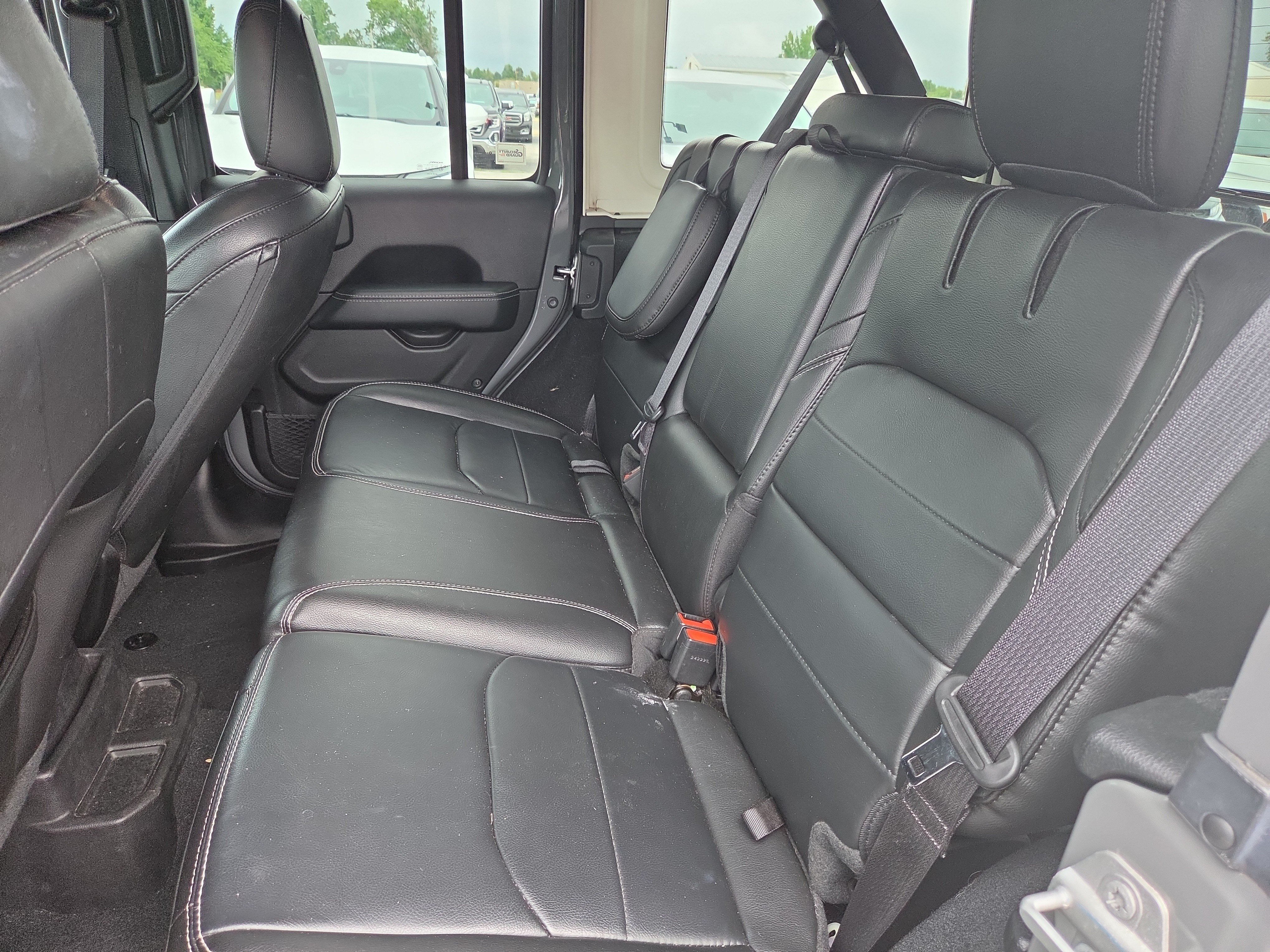Used 2022 Jeep Wrangler Unlimited Sahara w/ Cold Weather Group AWD/4WD image 6