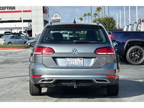 Used 2018 Volkswagen Golf SE image 5