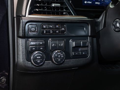 Used 2025 Chevrolet Suburban High Country AWD/4WD image 17