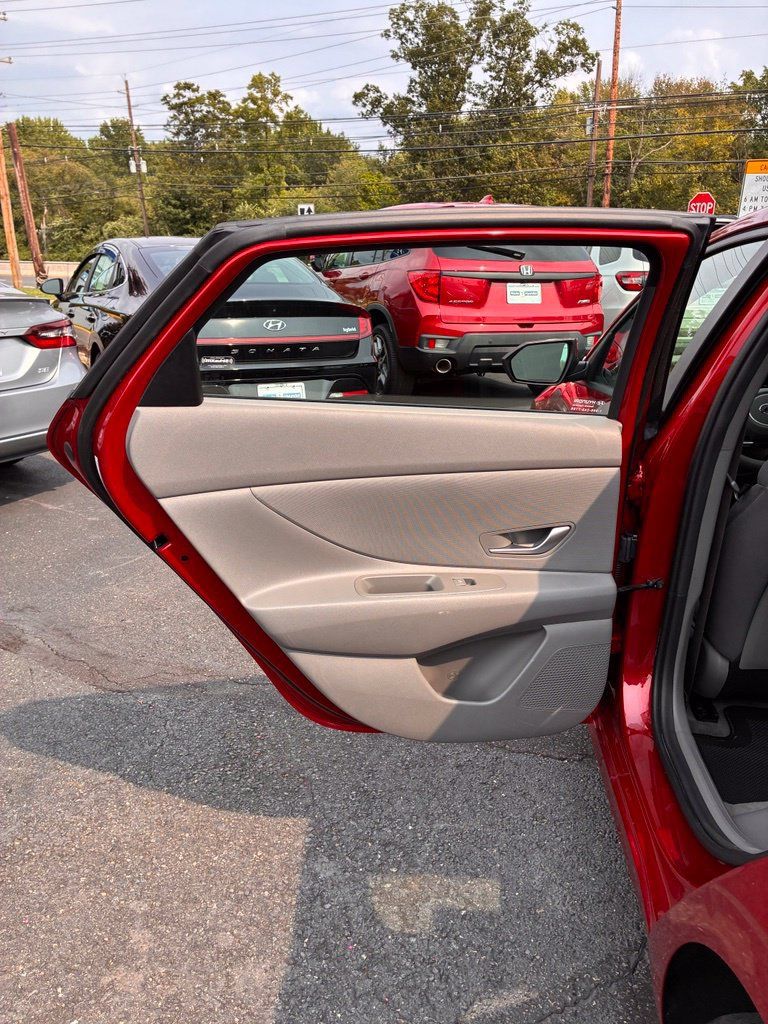 Used 2023 Hyundai Elantra SEL FWD image 23