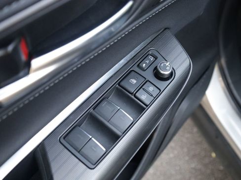 Used 2022 Toyota Venza XLE AWD/4WD image 25