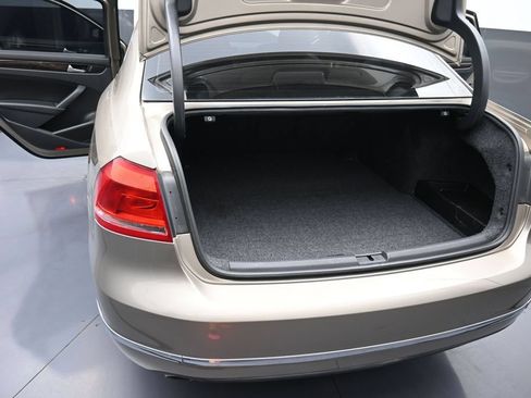 Used 2015 Volkswagen Passat TDI SEL Premium FWD image 17