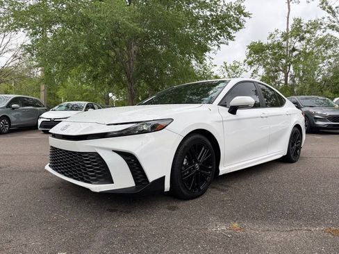 Used 2025 Toyota Camry SE image 3