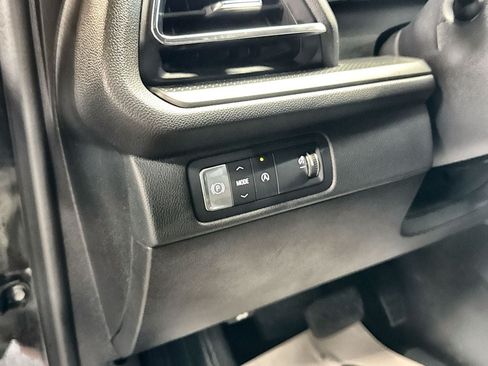 Used 2025 Chevrolet Traverse LT FWD image 16