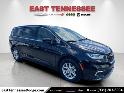 Used 2025 Chrysler Pacifica Select