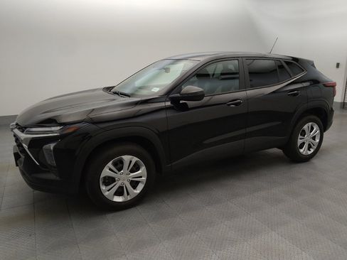 Used 2024 Chevrolet Trax LS w/ Driver Confidence Package FWD image 2
