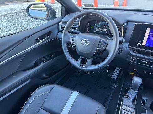 Used 2025 Toyota Camry SE image 30