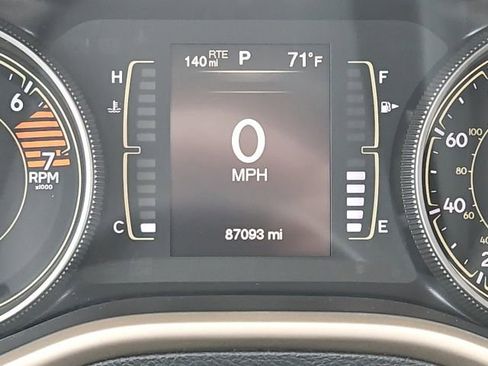 Used 2018 Jeep Cherokee Latitude w/ Altitude Package FWD image 20