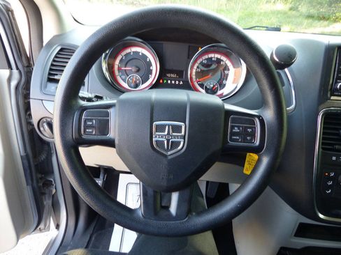 Used 2019 Dodge Grand Caravan SE FWD image 22
