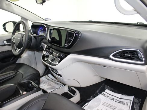 Used 2024 Chrysler Pacifica Touring-L image 29