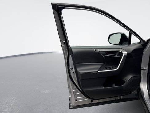 Used 2023 Toyota RAV4 LE image 9