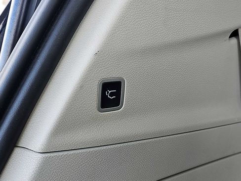 Used 2024 Chrysler Pacifica Touring-L image 32