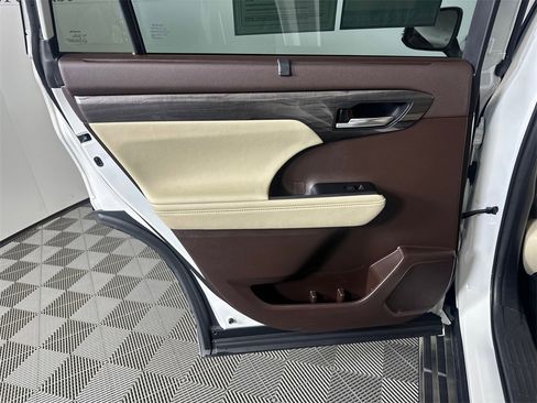 Used 2021 Toyota Highlander Platinum image 22