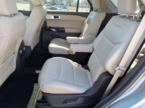 Used 2022 Ford Explorer Platinum w/ Premium Technology Package image 17