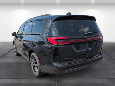 Used 2023 Chrysler Pacifica Touring-L w/ Uconnect Theater Family Group FWD image 3