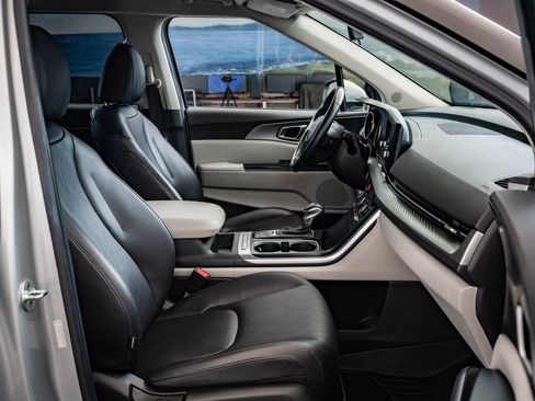 Used 2023 Kia Carnival LX image 19