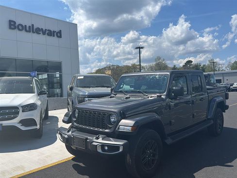 Used 2025 Jeep Gladiator Sport image 20