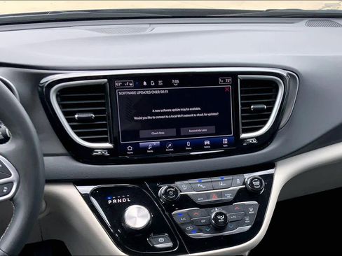 Used 2023 Chrysler Pacifica Touring-L FWD image 7