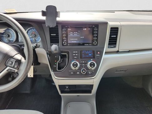Used 2018 Toyota Sienna LE FWD image 11