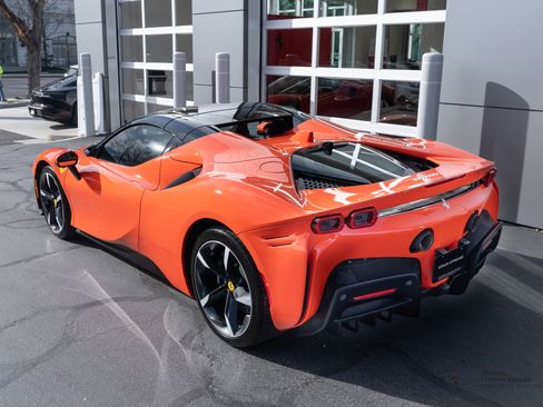 Used 2024 Ferrari SF90 Spider image 5