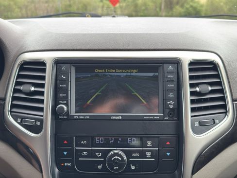 Used 2011 Jeep Grand Cherokee Laredo AWD/4WD image 25
