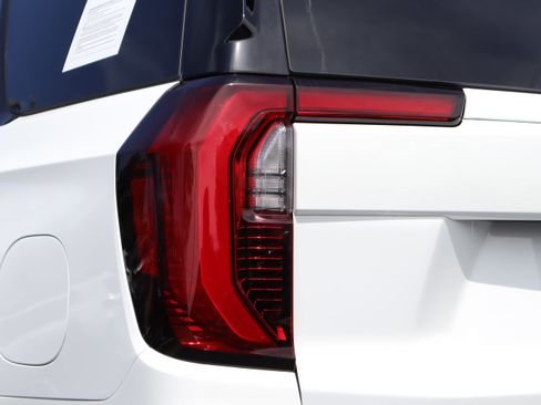 Used 2025 GMC Yukon AT4 w/ AT4 Premium Plus Package AWD/4WD image 22