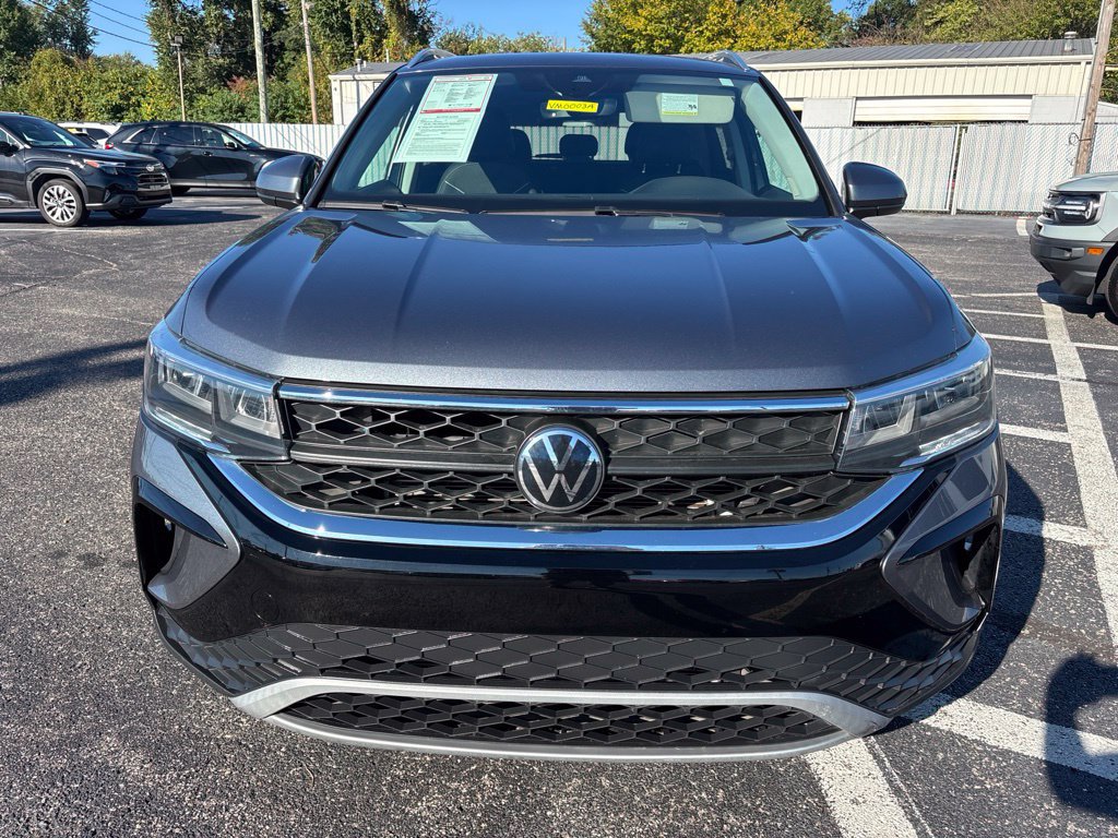 Used 2023 Volkswagen Taos SE FWD image 2